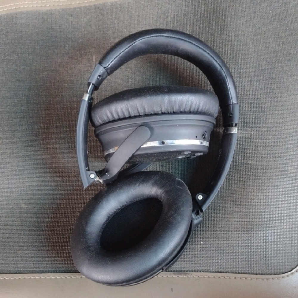 Srhythm Black Wireless Headset 5.3. NWOT